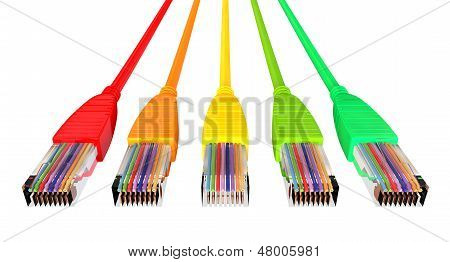 Les câbles Ethernet débranchés couleurs pointant vers le haut vers l'avant