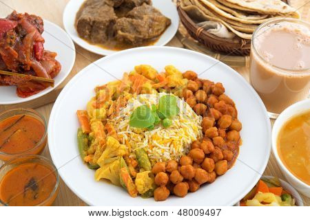 อาหารอินเดียข้าวหมกข้าว แกง mutton, chapatti ชานม ดอล ยำ และแกงไก่ ดินอินเดีย