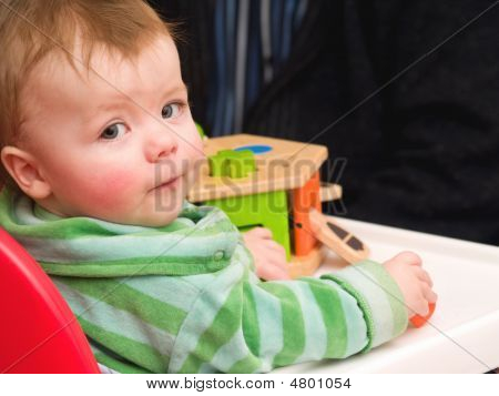 Portræt af en Baby dreng ser op fra at spille