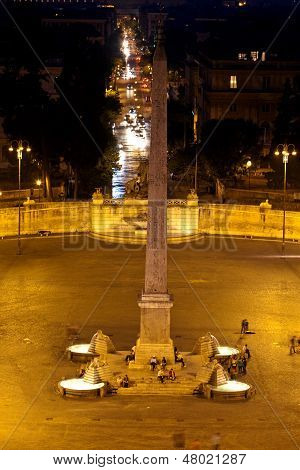 Flaminy obelisk na náměstí Popolo (lidové náměstí)