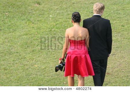 Couple en tenue de ville Walking Away