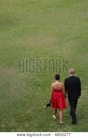 Jeune Couple en tenue de ville Walking Away