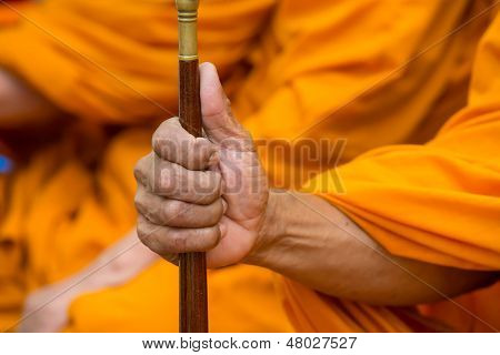스님의 손에 talipot 팬 스틱