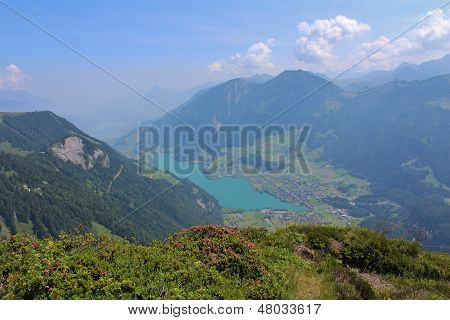 Vzdálený pohled na jezero Lungernsee