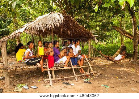 BERDUT, Malesia - APR 8: Non identificati bambini Orang Asli nel suo villaggio su 8 aprile 2013 in Berdut, 