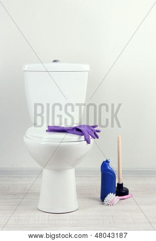 Hvid toiletkummen og renere flaske i badeværelse