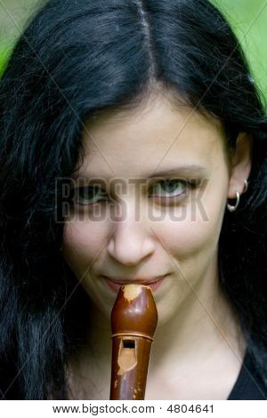 Donna con un vecchio flauto