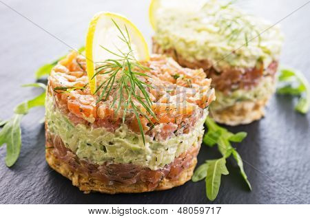 Tatar mit Lachs und avocado