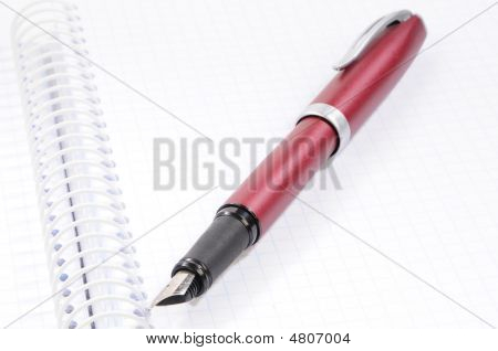 Dack rødt blæk Pen på Notebook