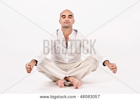 Uomo in posizione yoga