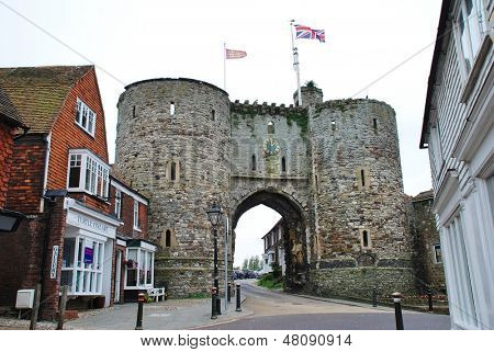 Roggen, ENGLAND - Juni 2: Das äußere des mittelalterlichen Landgate am 2. Juni 2012 in Rye, Sussex. Es ist t