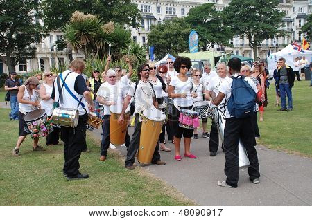 ST.LEONARDS-ON-SEA, ENGLAND-13. Juli: The Dende Nation Samba-Trommel-Truppe führen Sie zu den St.Leonards