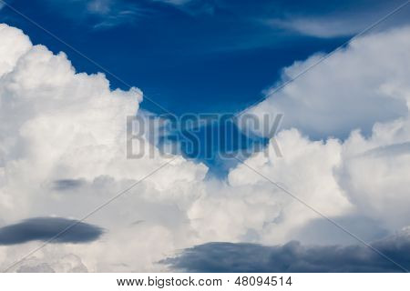 Storm skyer i blå himmel