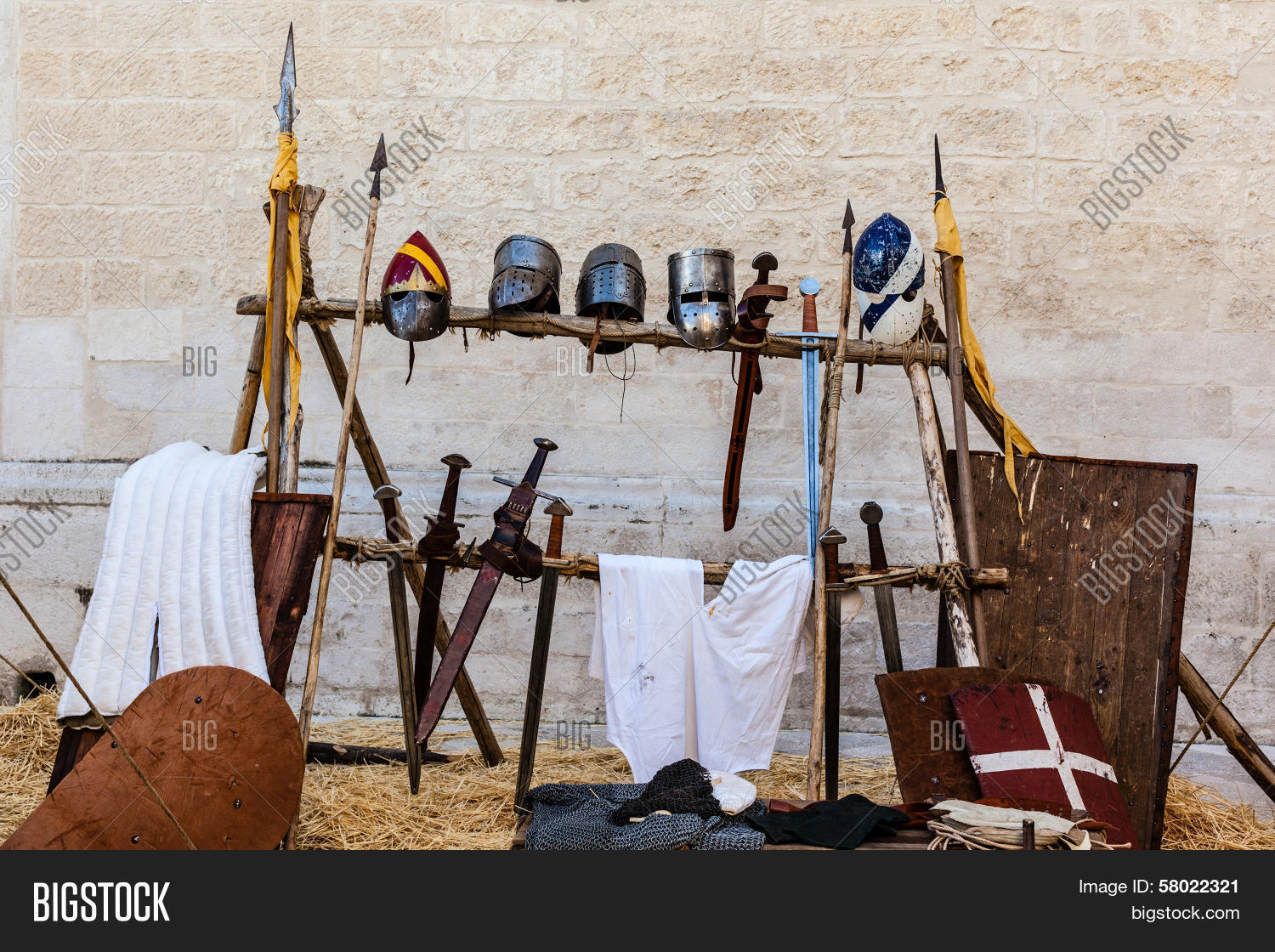 вещи в средние века. чопины средневековая обувь. средневековые предметы быта. средневековые вещи. средневековье европа предметы быта.