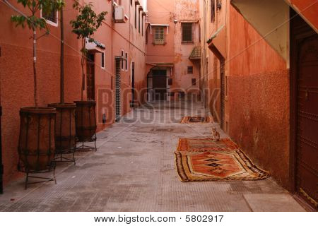 kleine Straße in Marrakechs Medina (Altstadt). Marokko.