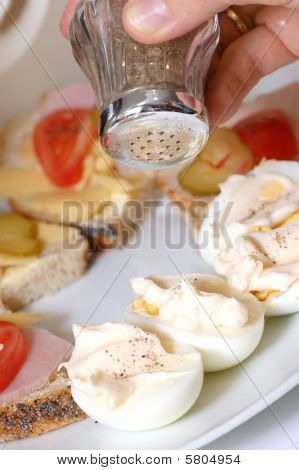Essen Teller und Salz auf Eier