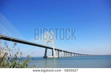 Moderní most v řece Tejo, Portugalsko.