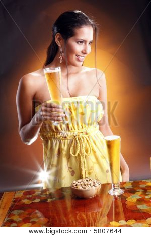 Cute brunette og gyldne øl.