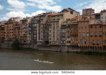 Domy na The řeky Arno ve Florencii (firenza)