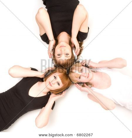 Tres niñas en auriculares