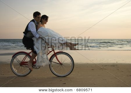 คู่ขี่จักรยานบนชายหาด