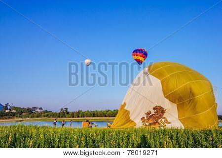 Chiangrai, Thailand - Nov 27 2014: Hot Air Balloons Challenge In Singha Park Chiangrai In Farm Festi