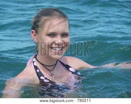 Adolescente no Lago