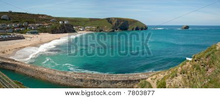พาโนรามาของ หาด Portreath ท่าเรือ และเกาะหิน Gull ในคอร์นวอลประเทศอังกฤษ