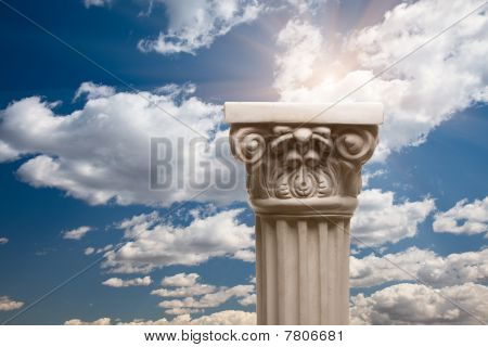 Replica antica colonna pilastro sopra nuvole e sole
