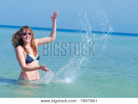 Rolig kvinna Splasing i havet