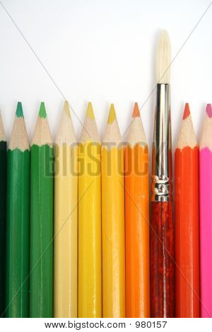 Lápices de color alrededor de un pincel