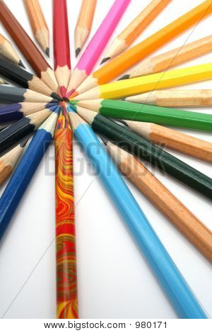 Lápices de colores han establecido alrededor del líder de color