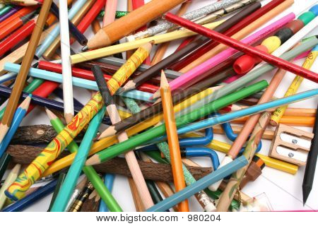 Colección de lápices multicolores y sacapuntas de madera