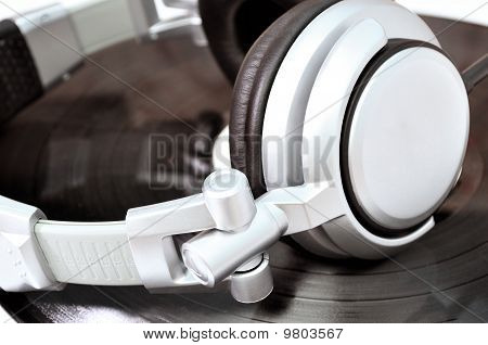 DJ-Kopfhörer, die Lügen über schwarzes Vinyl