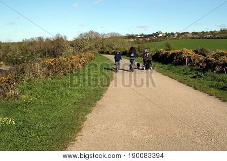 Padstow, Cornwall, Uk - April 6Th 2017: Cyclists And Walkers Enjoying The Evening Sunshine Along The