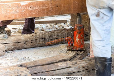 consrtuction renovate building use hydraulic jack up move house