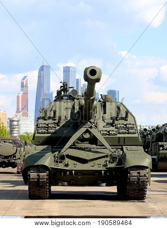 152 mm self-propelled howitzer on crawler tracks with rotating turret
