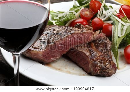 Rib fillet with salad and red wine