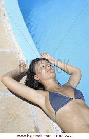 편안한 선탠 하는 여자
