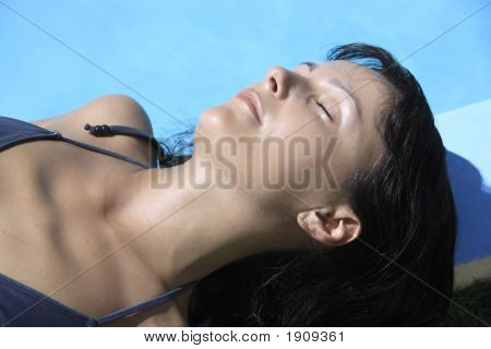 편안한 선탠 하는 여자