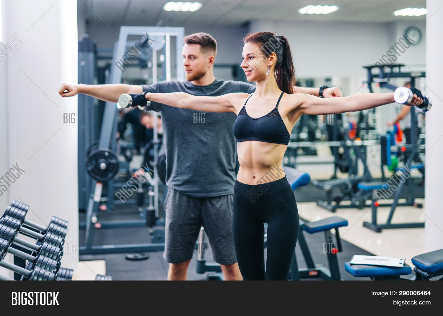 Красивые девушки в тренажерном зале. Фитнес тренажерка. Спортивные люди. Девушки в фитнес зале. Фитнес тренажерка.