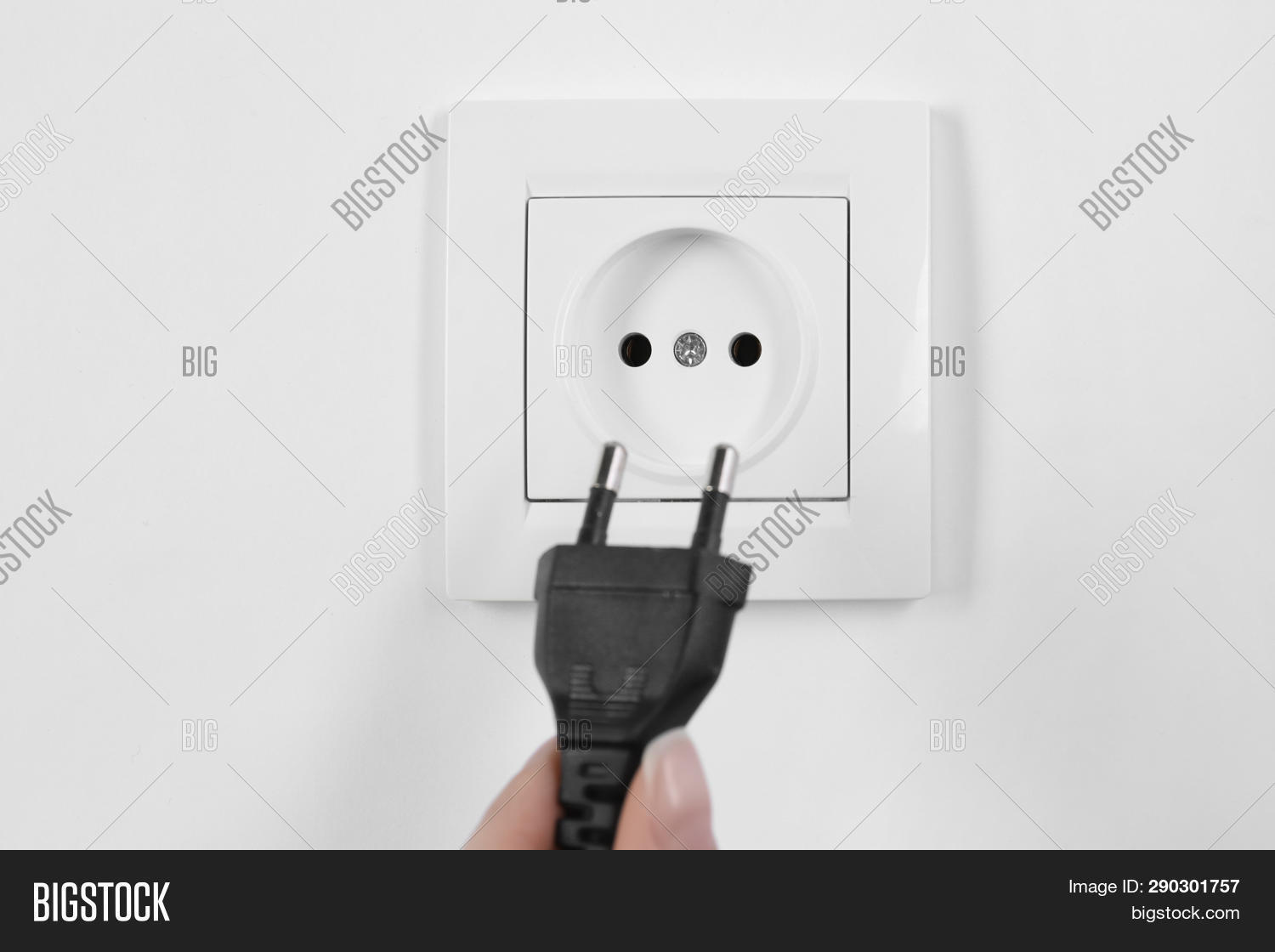 Вставить вилку в розетку. Вилка втыкается в розетку. Plug into. Plug into. Plug into.