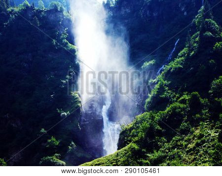 Waterfall Stauber Or Wasserfall Stäuber, Brunnibach Stream In The Alpine Valley Of Maderanertal - Ca