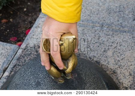 Klaipeda, Lithuania - September 22, 2018: Sculpture Known As Wonderful Little Mouse And Human Hand. 