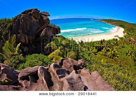 Seascape pohled s obrovské kameny