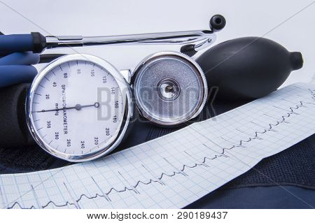 Tools Or Instruments For Diagnosis In Internal Medicine: Stethoscope, Aneroid Sfigmomanometr With Bu