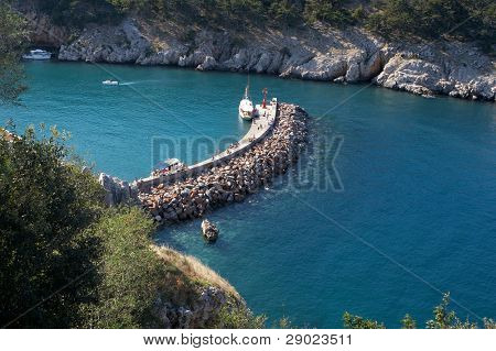 Piccolo molo sull'isola di Krk, Croazia