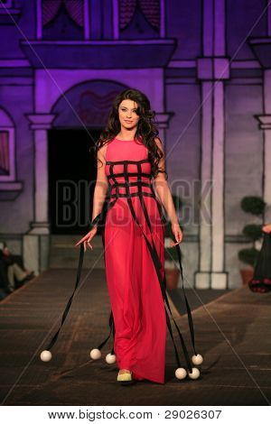 Zagabria - 08 novembre: Moda modello indossa design del Gotic grottesco di Iva Simunovic ' moda W
