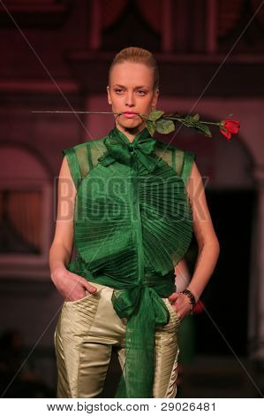 Záhřeb - 27. listopadu 2008: Modelka nošení design Daria Kostenko na 