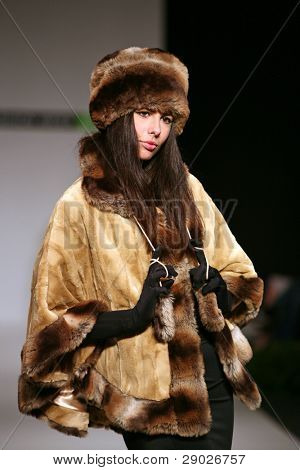 ซาเกร็บ โครเอเชีย - 4 มิถุนายน: แฟชั่นรุ่นสวมใส่แบบของ Foch Avenue แสดง 'ซาเกร็บสัปดาห์แฟชั่น' 